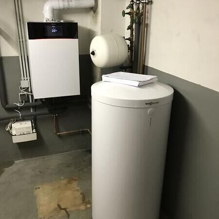 Ansicht von Brennwertanlage mit Warmwasserspeicher - Viessmann Vitodens 300