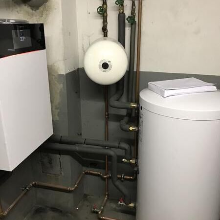 Ansicht von Brennwertanlage mit Warmwasserspeicher - Viessmann Vitodens 300