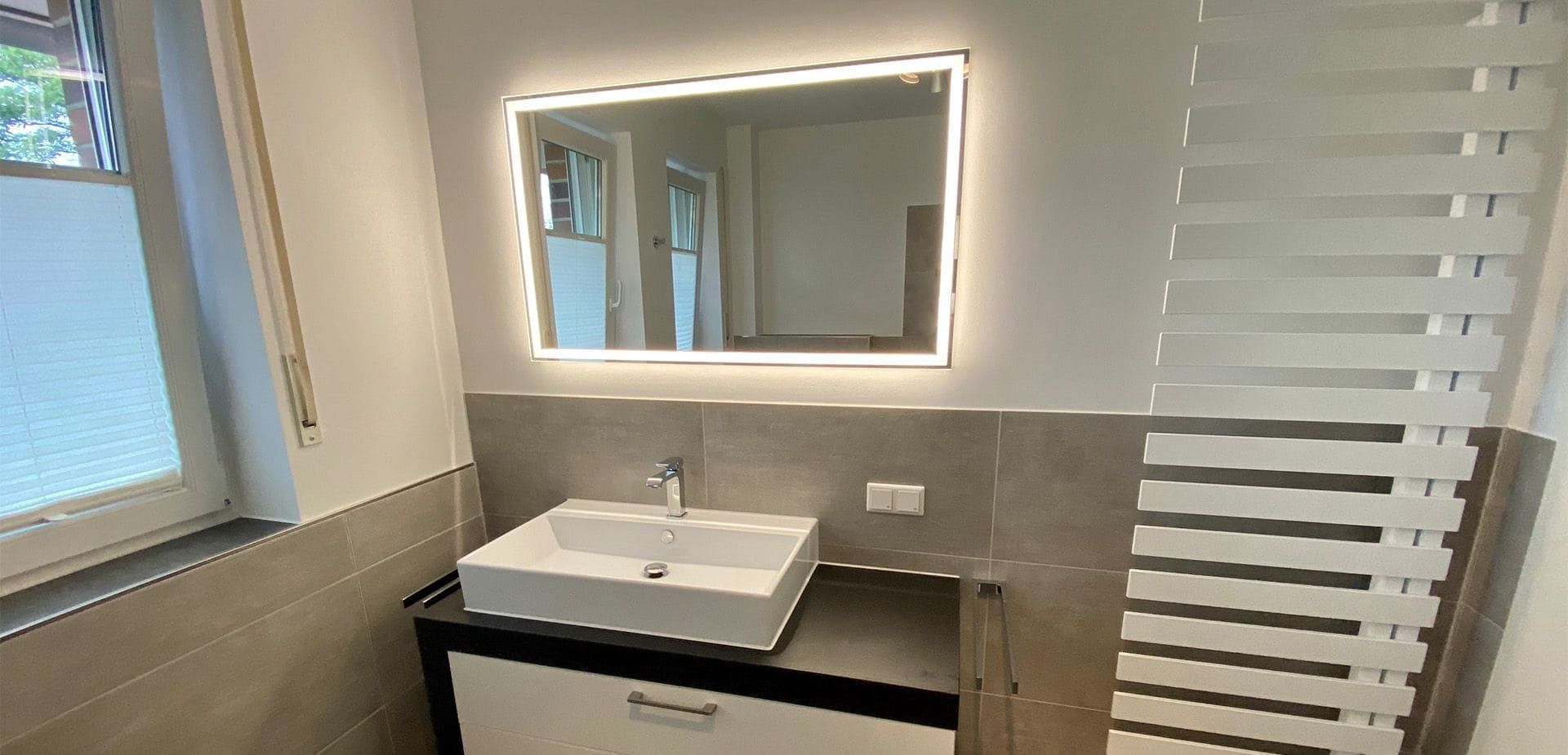 Modernes Badezimmer mit Fliesen